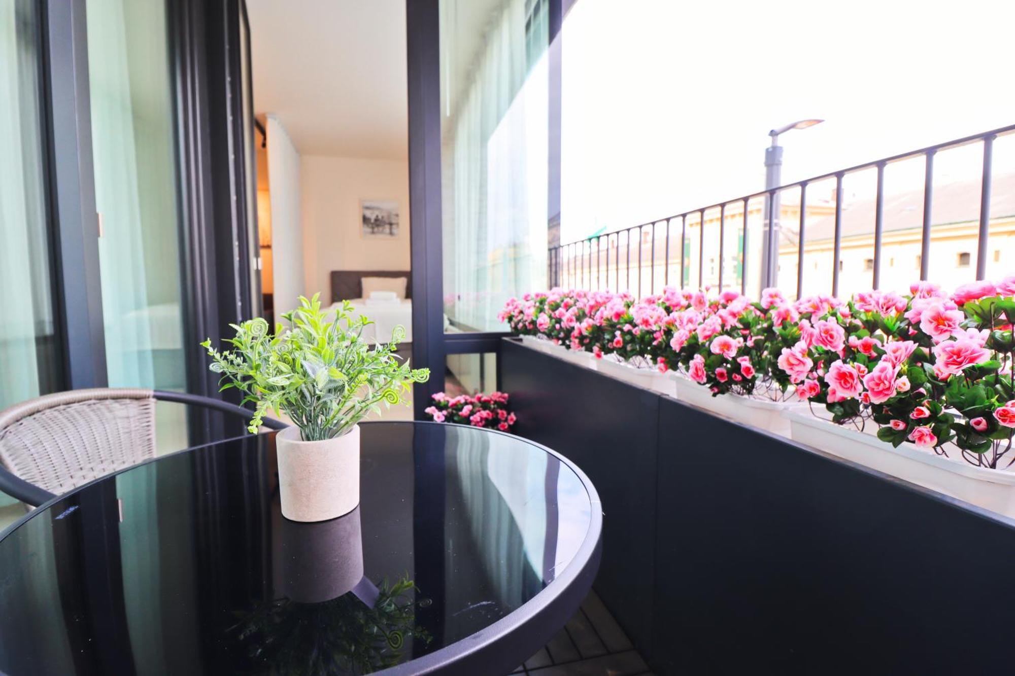 Sunny Apartment In Smichov, Prague 5 מראה חיצוני תמונה