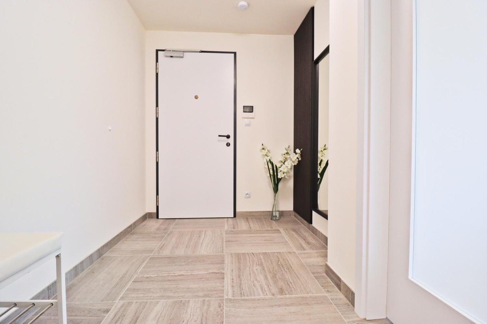 Sunny Apartment In Smichov, Prague 5 מראה חיצוני תמונה
